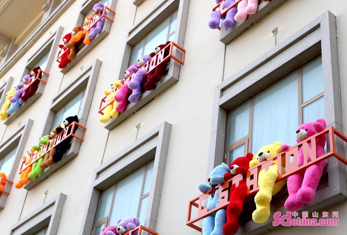   Have you ever seen bears on the wall? Recently, hundreds of bear dolls are seen hanging on the wall of a building in Qingdao Area of China (Shandong) Pilot Free Trade Zone, creating a lovely landscape. (Photo/Zhang Jingang)<br/>