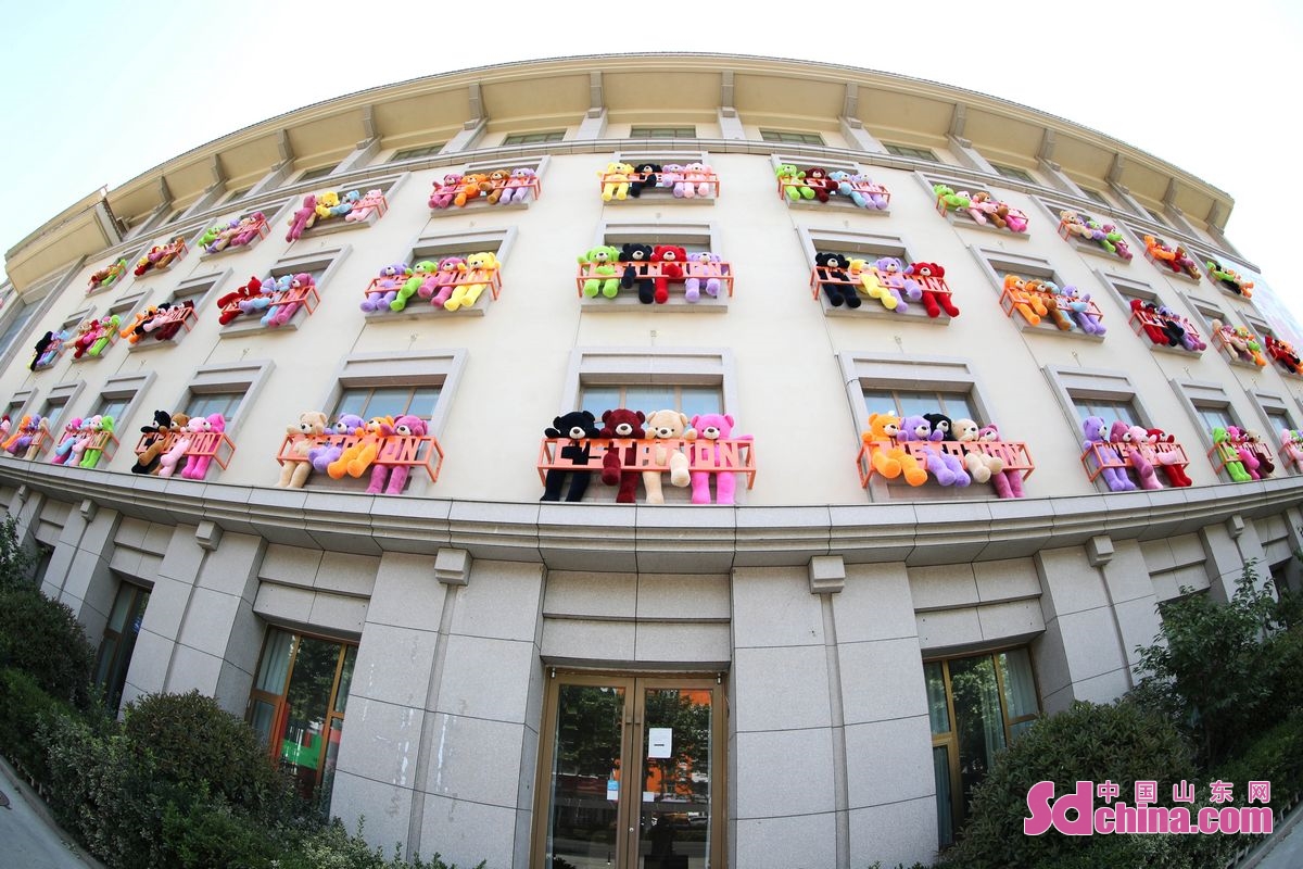 <br/> <br/> Have you ever seen bears on the wall? Recently, hundreds of bear dolls are seen hanging on the wall of a building in Qingdao Area of China (Shandong) Pilot Free Trade Zone, creating a lovely landscape. (Photo/Zhang Jingang)<br/>