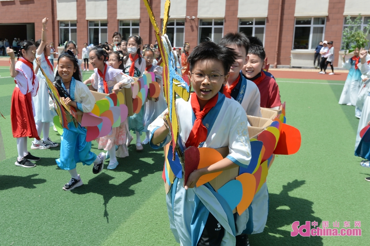 <br/>　　在青岛市桦川路小学开展的&ldquo;多彩民俗迎端午&rdquo;主题活动上，学生们用&ldquo;自制&rdquo;的龙舟进行比赛。<br/>