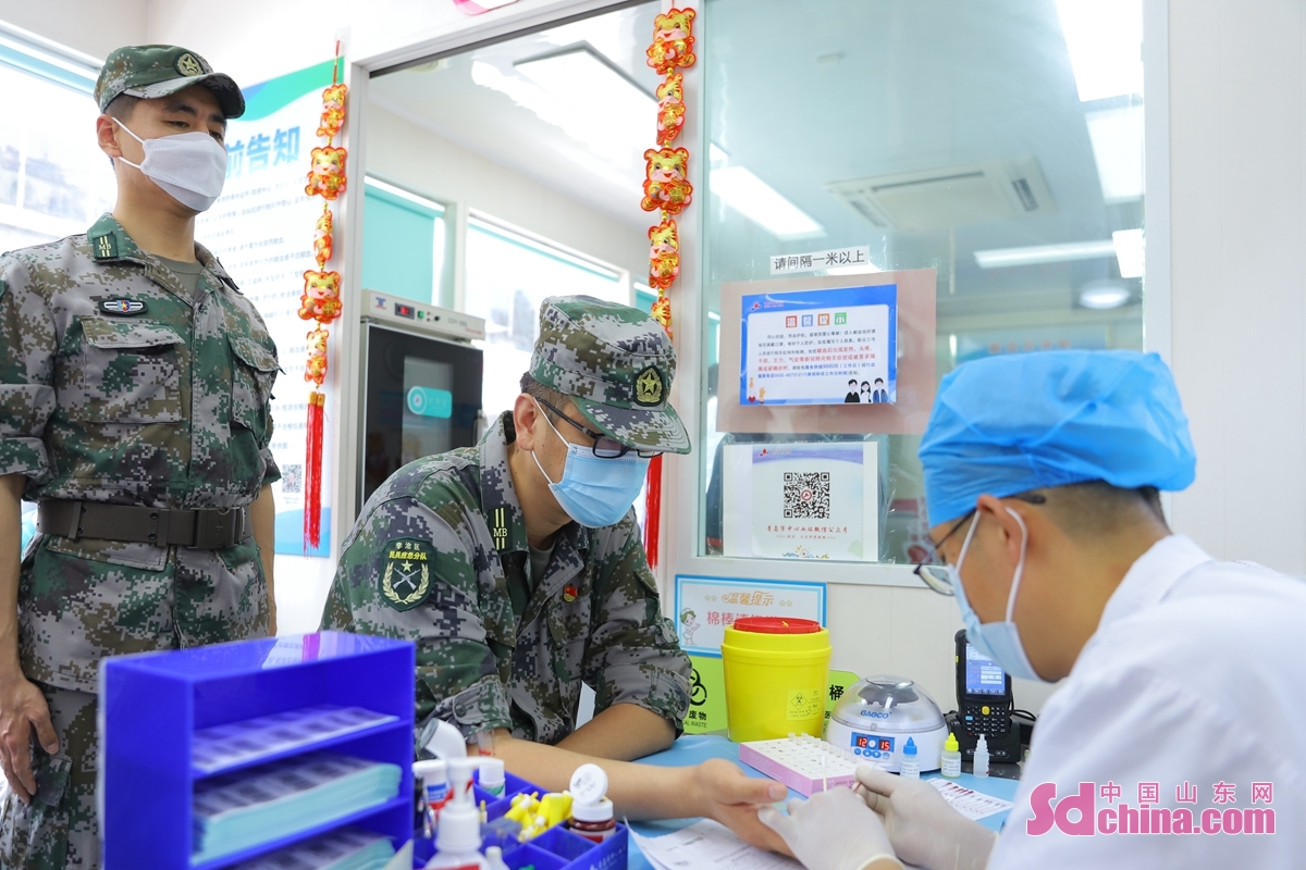 <br/>　　6月14日，民兵在山东青岛李沧区李村献血屋进行血检。<br/>