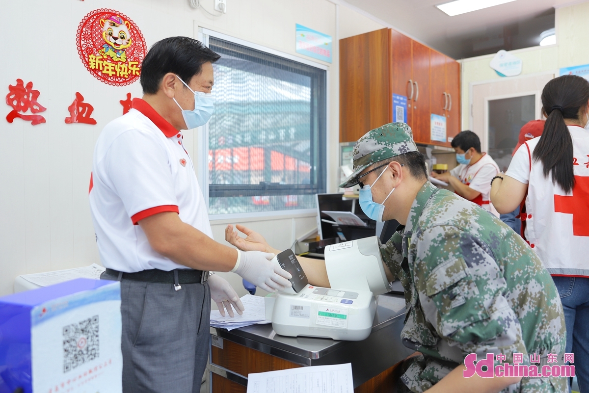 <br/>　　6月14日，在山东青岛李沧区李村献血屋，民兵在测量血压。