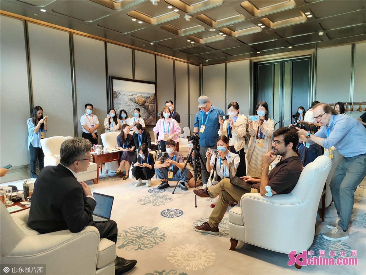 <br/>　　Journalists of foreign media conducted interview at the 3rd Qingdao Multinationals Summit, where they had in-depth discussions with guests and experts on topics of global economy and trade. The summit kicked off on June 19 and will last till June 21.<br/>