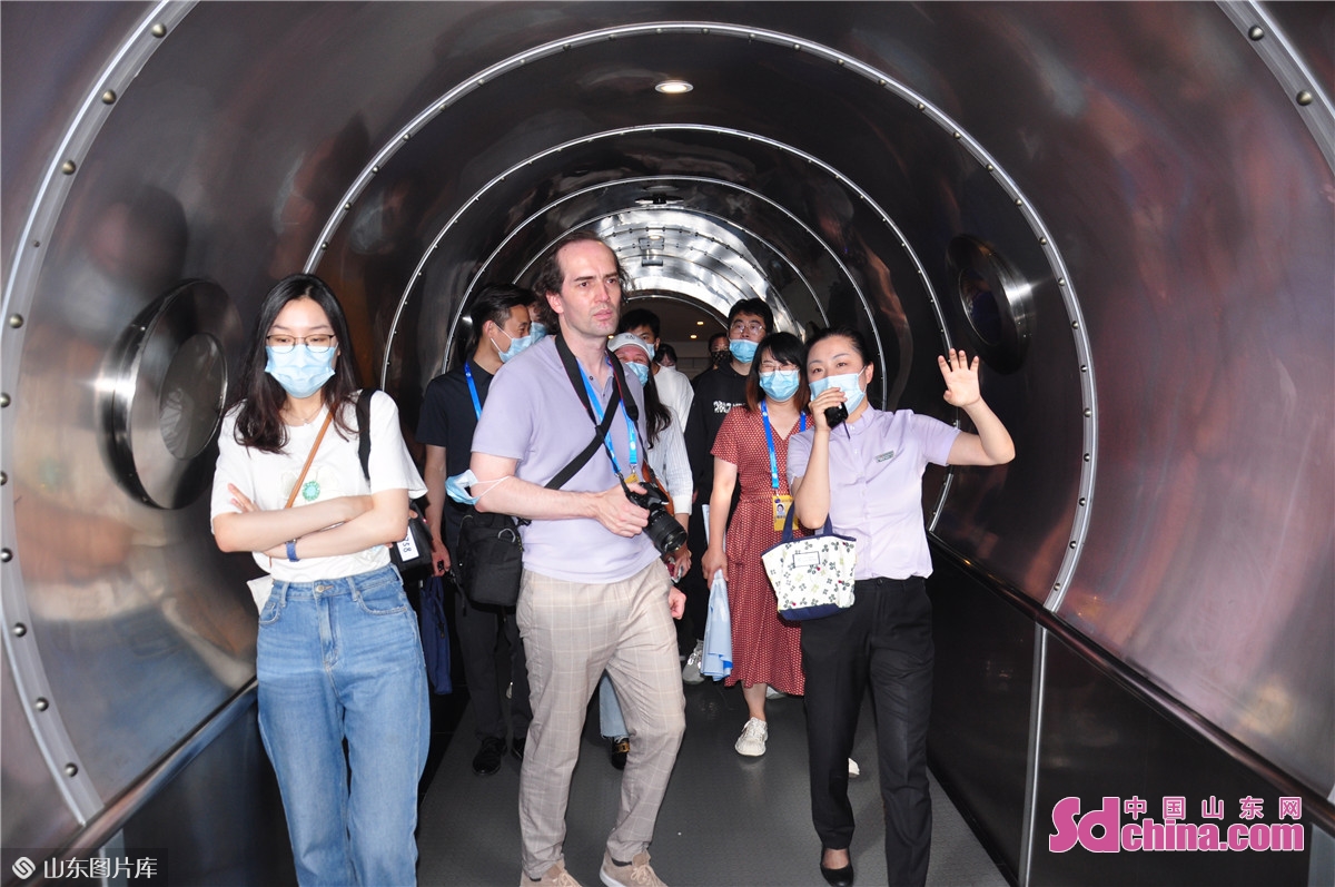 <br/>　　Journalists of international media from the UK, France, Brazil, Turkey and Portugal visited Qingdao Beer Museum on the afternoon of June 19. They were deeply impressed by Qingdao Beer's long history as well as its new achievements and cultural innovation.<br/>　　