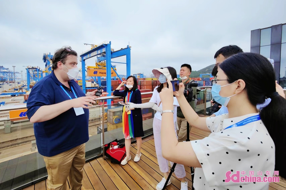<br/>  <br/>Journalists of the Qingdao Multinationals Summit International Media Tour visited Qingdao Port on the afternoon of June 20, where they were deeply impressed by its high automation and unmanned operation. Qingdao Port, one of the ten busiest ports in the world, has set the world record for the 8th time in single crane operation efficiency, built the world's first intelligent aerial rail collection and distribution system (demonstration section), and become the world's first &ldquo;hydrogen +5G&rdquo; smart ecological terminal.<br/>