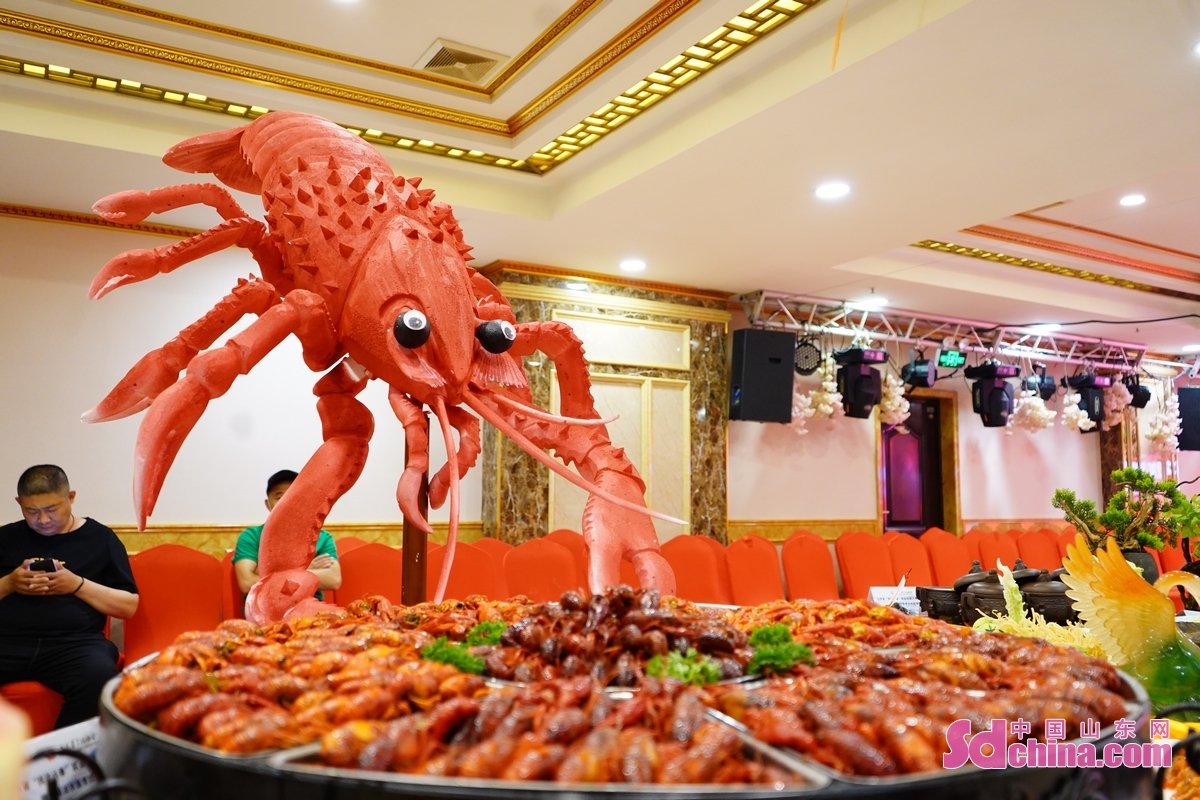 Feast your eyes with these mouthwatering dishes! The 2022 Shandong Cuisine Weishan Lake Food Festival was held recently in Jining, E China&rsquo;s Shandong province. Themed on freshwater produce, a variety of delicacies with strong local characteristics were made and displayed, attracting crowds of visitors.<br/>