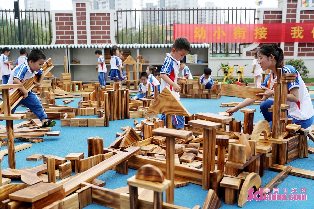 <br/>　　6月30日，在日照市岚山区岚贝实验幼儿园，小朋友们在老师的带领下用&ldquo;积木&rdquo;盖房子。(张进刚 摄)<br/>　　
