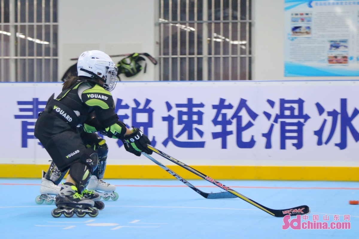 <br/>　　2022年7月18日，小运动员在山东省青岛市锐恩德轮滑冰球体育中心进行冰球训练。<br/>　　