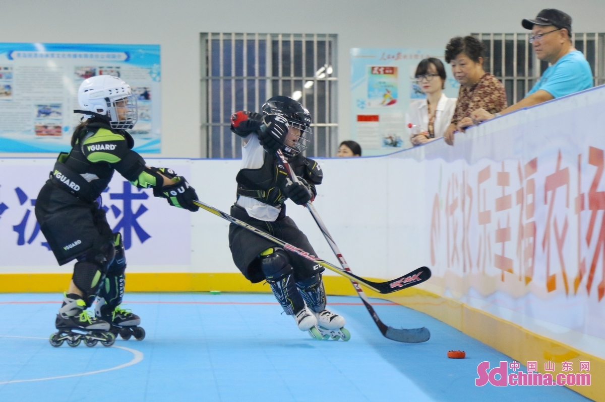 <br/>　　2022年7月18日，小运动员在山东省青岛市锐恩德轮滑冰球体育中心进行冰球训练。<br/>　　
