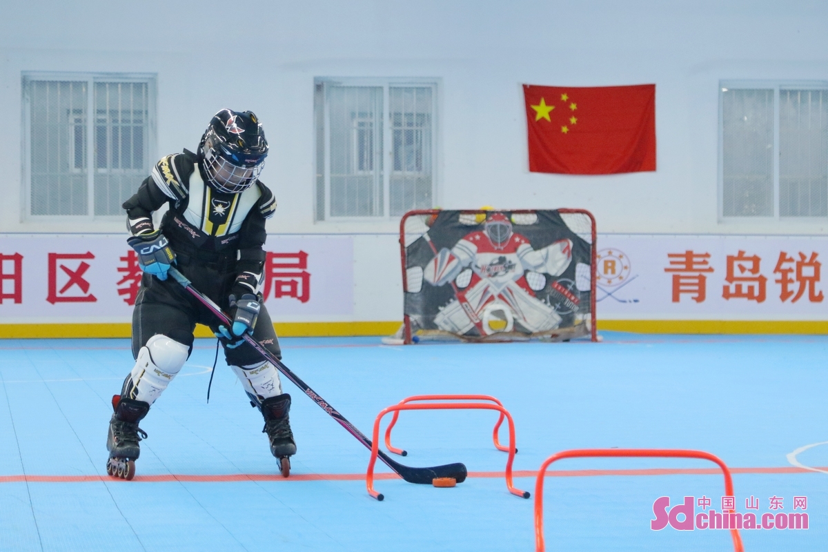 <br/>　　2022年7月18日，小运动员在山东省青岛市锐恩德轮滑冰球体育中心进行冰球训练。