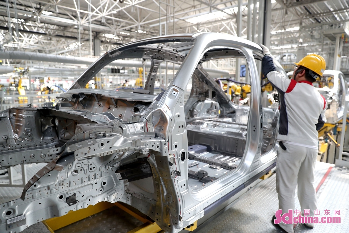 <br/>　　7月1日，在山东省日照经济技术开发区长城汽车日照生产基地的焊接车间，工人在监控着车辆生产。(张进刚 摄)<br/>　　