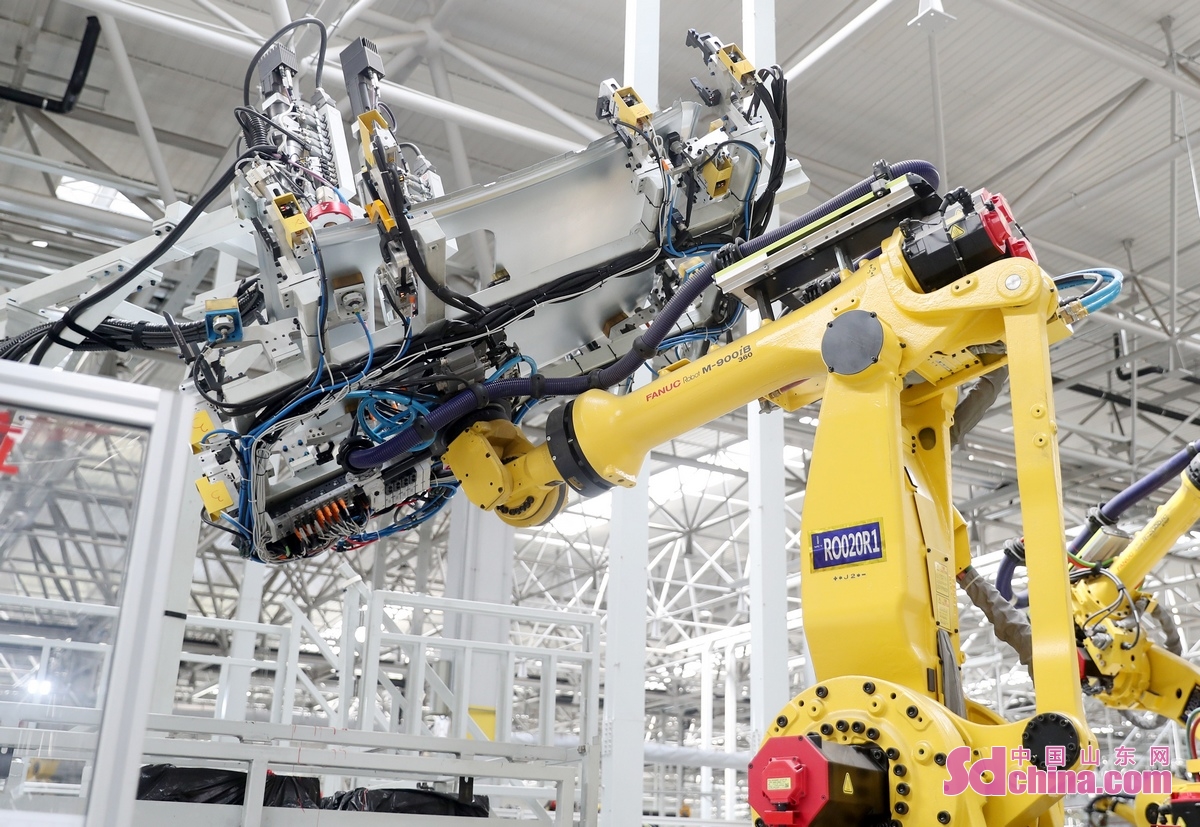 <br/>　　7月1日，在山东省日照经济技术开发区长城汽车日照生产基地焊接车间的自动生产线上，智能机器人精确的操作令人叹为观止。(张进刚 摄)<br/>　　