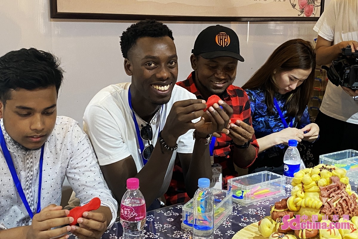 <br/>  <br/>The second stop of the &ldquo;Awesome Yantai&rdquo;International Students Experiencing Traditional Chinese Culture in Summer Vacation arrived at Muping Intangible Cultural Heritage Workshop. International students experienced the traditional farming culture and weaving skills, and learned to make Jiaodong pasta, bean curd and Ninghaizhou beancurd congee.<br/>