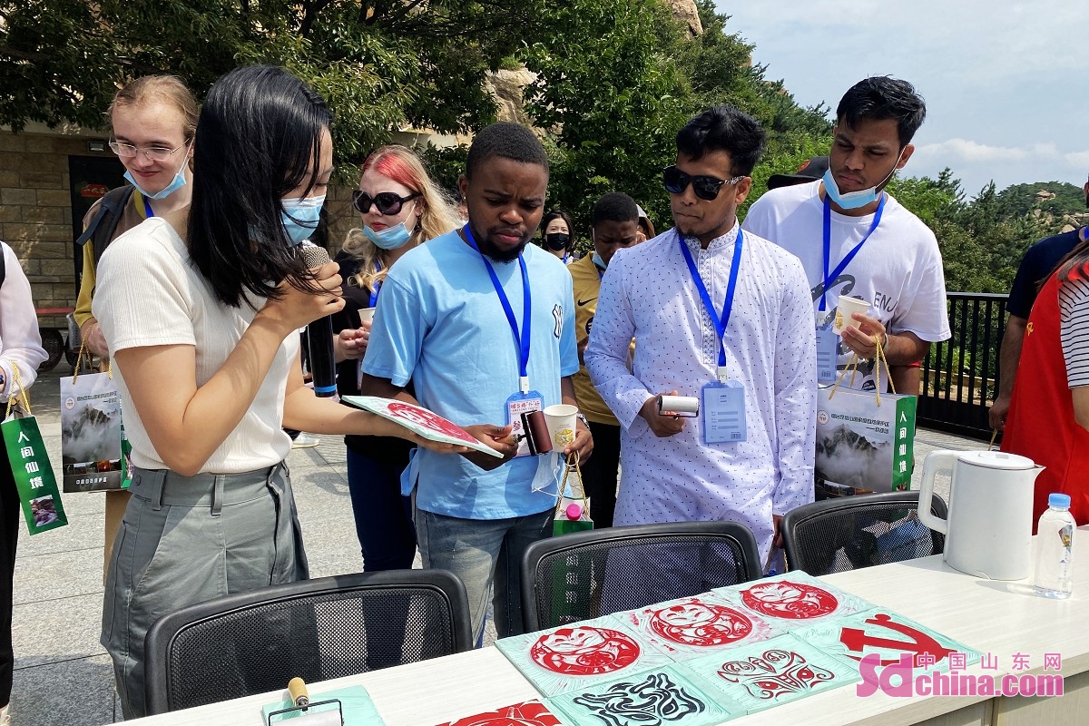 <br/>  <br/>International students of &ldquo;Awesome Yantai&rdquo;traditional Chinese culture experience activity visited Kunyu Mountain National Forest Park on August 18. In addition to enjoying the beautiful scenery, they also experienced intangible cultural heritages such as Huangjing tea, Magu bread, and Jiaodong woodblock.
