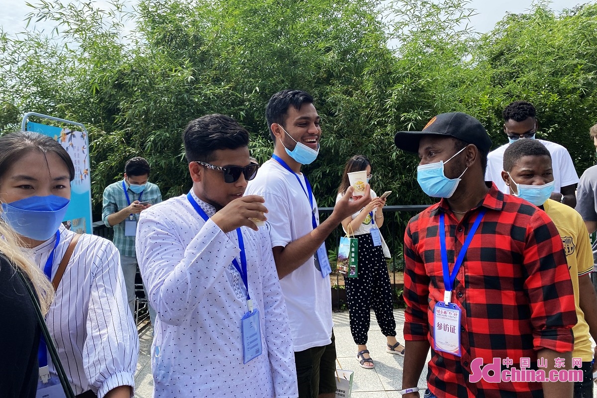 <br/>  <br/>International students of &ldquo;Awesome Yantai&rdquo;traditional Chinese culture experience activity visited Kunyu Mountain National Forest Park on August 18. In addition to enjoying the beautiful scenery, they also experienced intangible cultural heritages such as Huangjing tea, Magu bread, and Jiaodong woodblock.<br/>