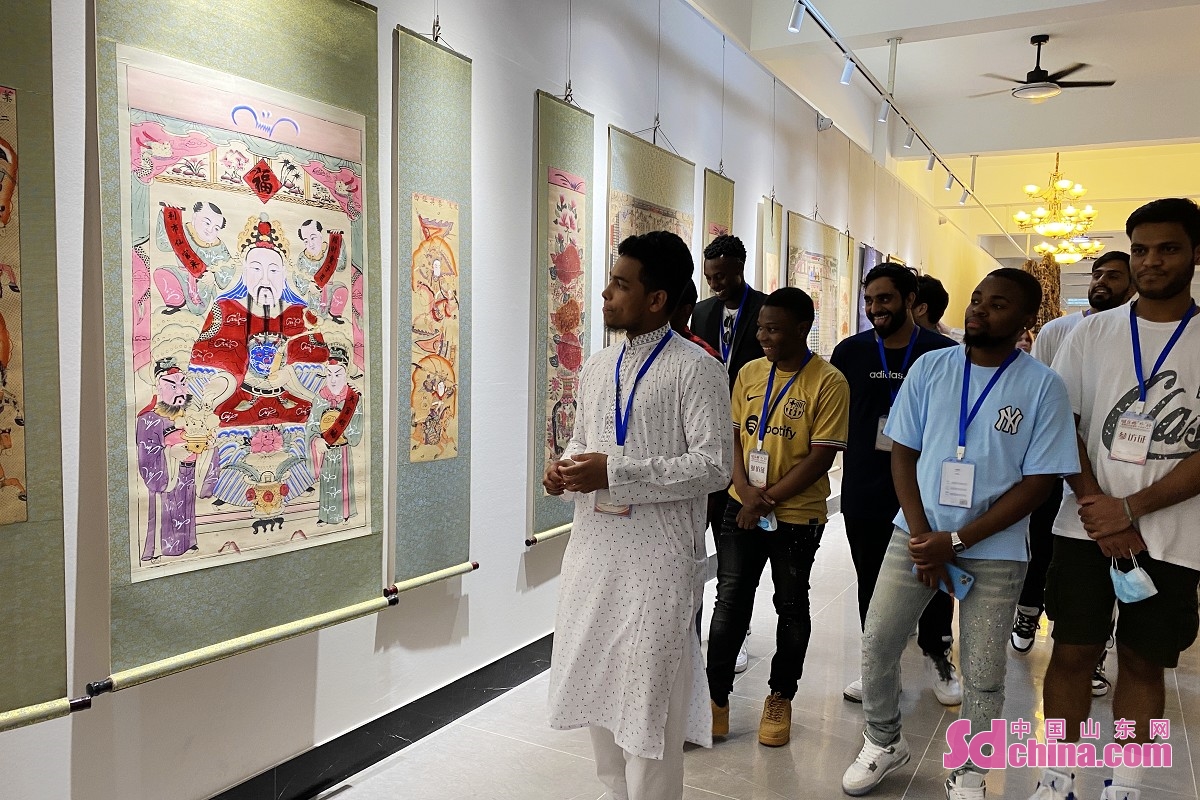 <br/>  <br/>Members of the &ldquo;Awesome Yantai&rdquo; International Students Experiencing Traditional Chinese Culture activity visited Yantai Jiaodong Folk Art Museum on the afternoon of August 18. International students had a close look at embroidery, calligraphy and painting, stone inscription, porcelain, coins, silver jewelry, paper-cuts, New Year Paintings, Peking Opera costumes, etc. They were stunned by the quality and diversity of the collections.<br/>