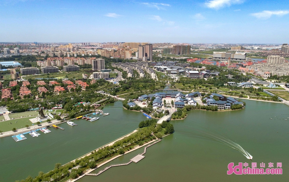 <br/>　　近年来，位于山东省青岛胶州市的中国&mdash;上海合作组织地方经贸合作示范区围绕打造现代化上合新区目标，将水利建设与产业发展、民生改善、休闲旅游紧密结合，对全域水系进行打造提升，累计系统治理河道245公里。经过多年持续努力，生物多样性和物种丰富度显著提升，一幅环境美、产业兴、人气旺的水美上合新画卷正在青岛徐徐展开。<br/>　　8月21日，市民在少海水利风景区，乘坐游艇游览生态美景。(张进刚 摄)<br/>　　