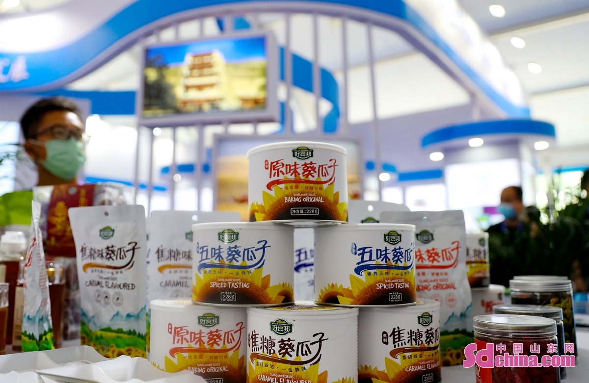 <br/>  <br/>The 2022 Yellow River Basin Cross-border E-commerce Expo was held in Qingdao, E China&rsquo;s Shandong province on August 26.<br/>With the theme of "Dream of the Yellow River, achieving win-win results", the Expo consists of dozens of activities such as exhibitions, forums and thematic activities, exhibiting products from 38 countries and regions.<br/>