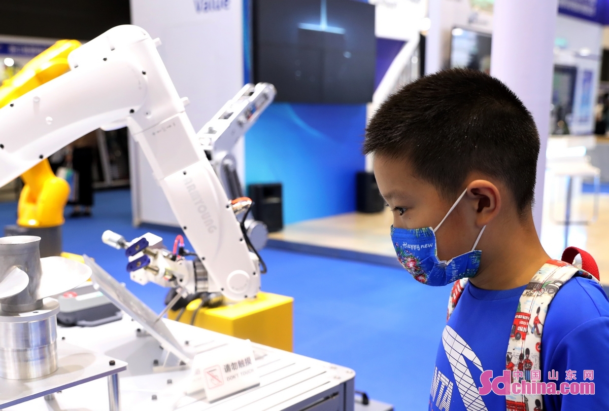 <br/>　　8月4日，一小朋友在2022亚太国际智能装备博览会现场参观。(张进刚 摄)