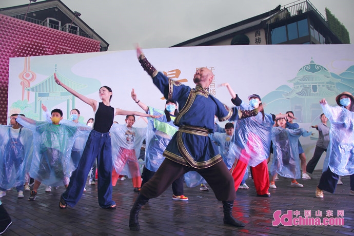《【迅达平台网】呼斯楞高歌 李德戈景献舞 《最美》演出点亮泉城》