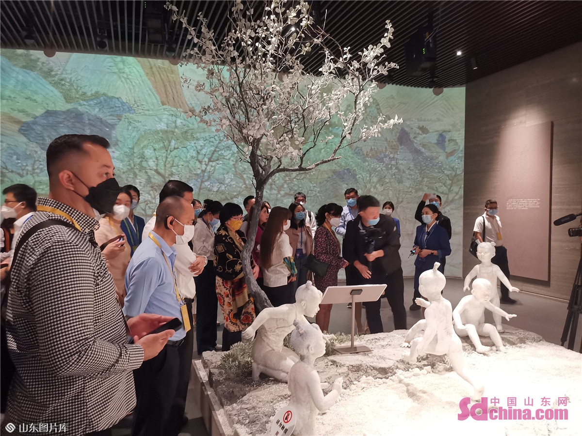 <br/>　　9月26日、在中国大使斉魯行イベントは曲阜で行われ、在中国大使と外国メディアの記者たちは孔子博物館で見学し、中華優秀伝統文化の時代価値と深い意味を感じ、中国のこと、中国文化をよりよく理解する。イベントは伝統文化を発揚し、国際伝播強化と結びつけ、優秀伝統文化の影響力を拡大するために新なモデルを提供する。<br/>　　
