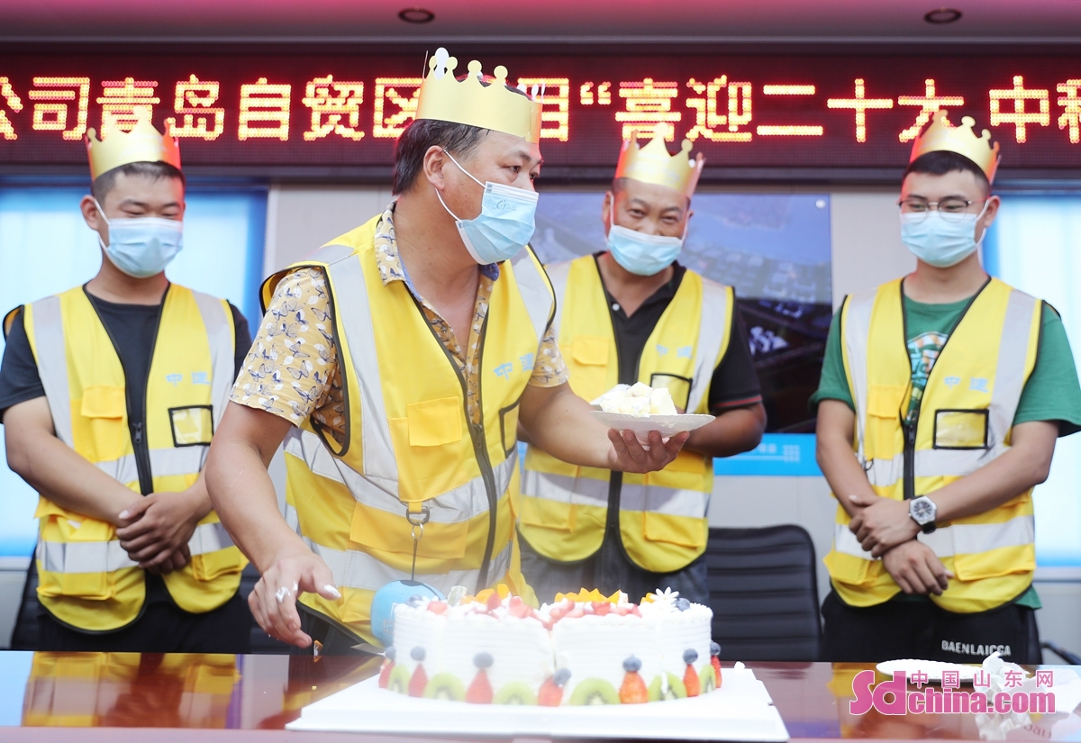 <br/>　　9月7日，过生日的工人在切蛋糕。(张进刚 摄)<br/>　　