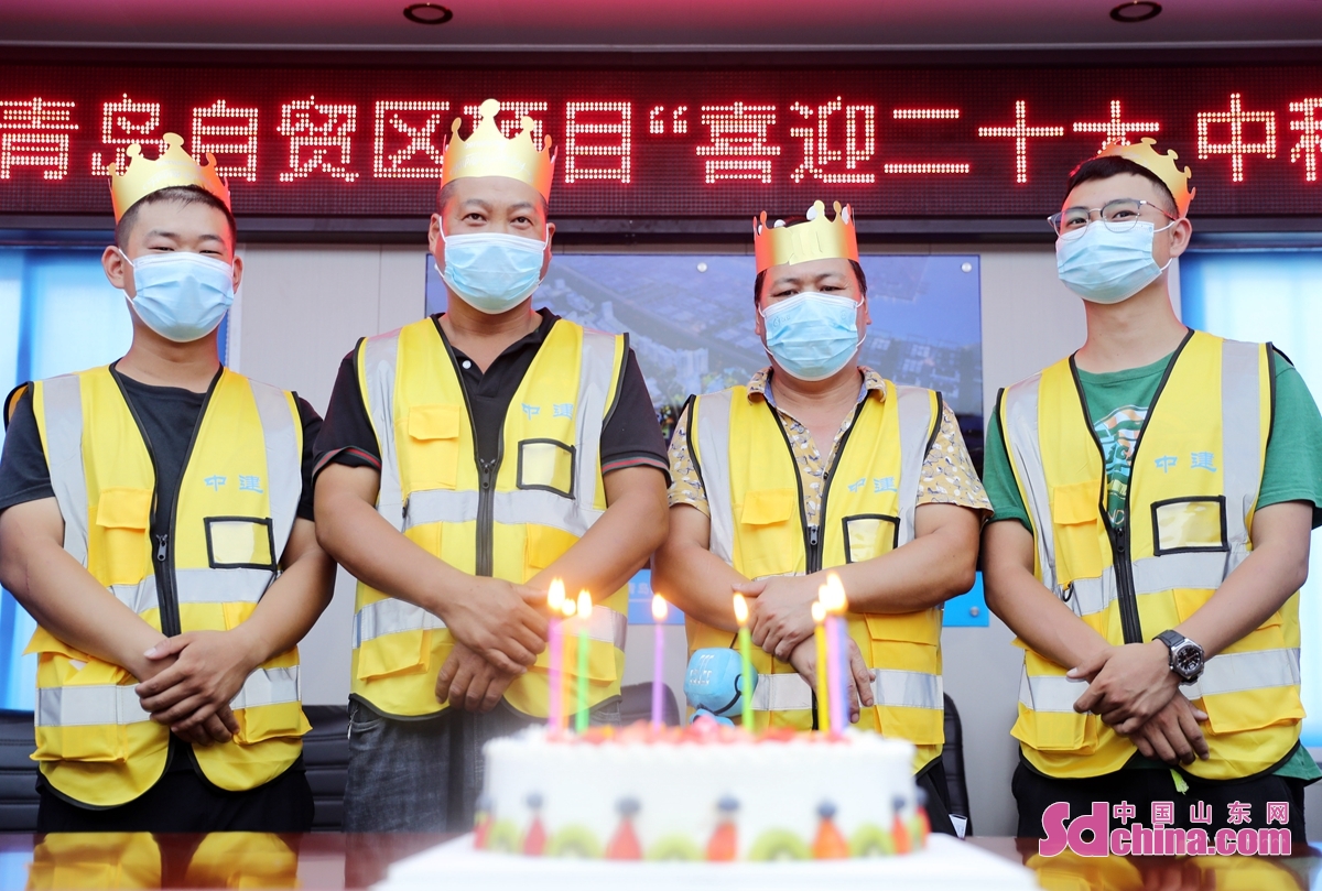 <br/>　　9月7日，过生日的工人在一起唱生日歌。(张进刚 摄)<br/>　　