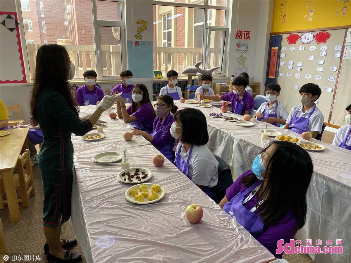 <br/>　　アメリカ、韓国などの国家出身の生徒たちは先生の指導を受け、月餅作りを学んでいる。<br/>　　