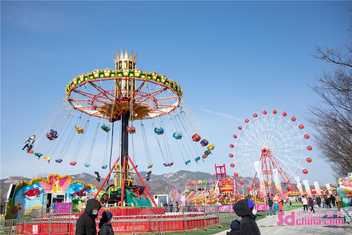 <br/>　　2023年1月1日、山東省青島万博園景区には多くの観光客が訪れ、観覧車などの伝統的な遊具のほか、氷雪スポーツの楽しさを味わうことができた。元旦の休暇、人々は家の外に出て、思う存分休日の余暇の生活を享受している。<br/>