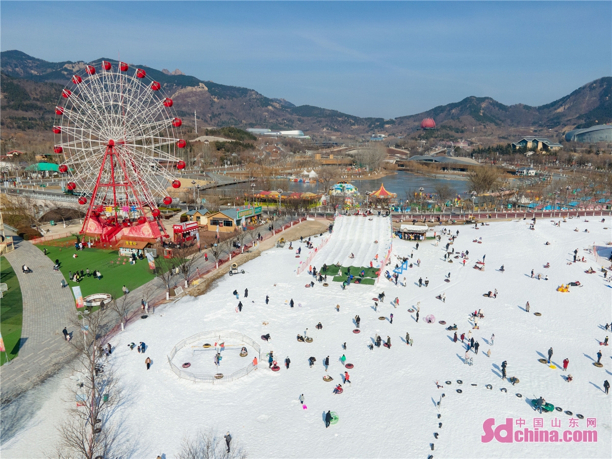 <br/>　　2023年1月1日、山東省青島万博園景区には多くの観光客が訪れ、観覧車などの伝統的な遊具のほか、氷雪スポーツの楽しさを味わうことができた。元旦の休暇、人々は家の外に出て、思う存分休日の余暇の生活を享受している。<br/>