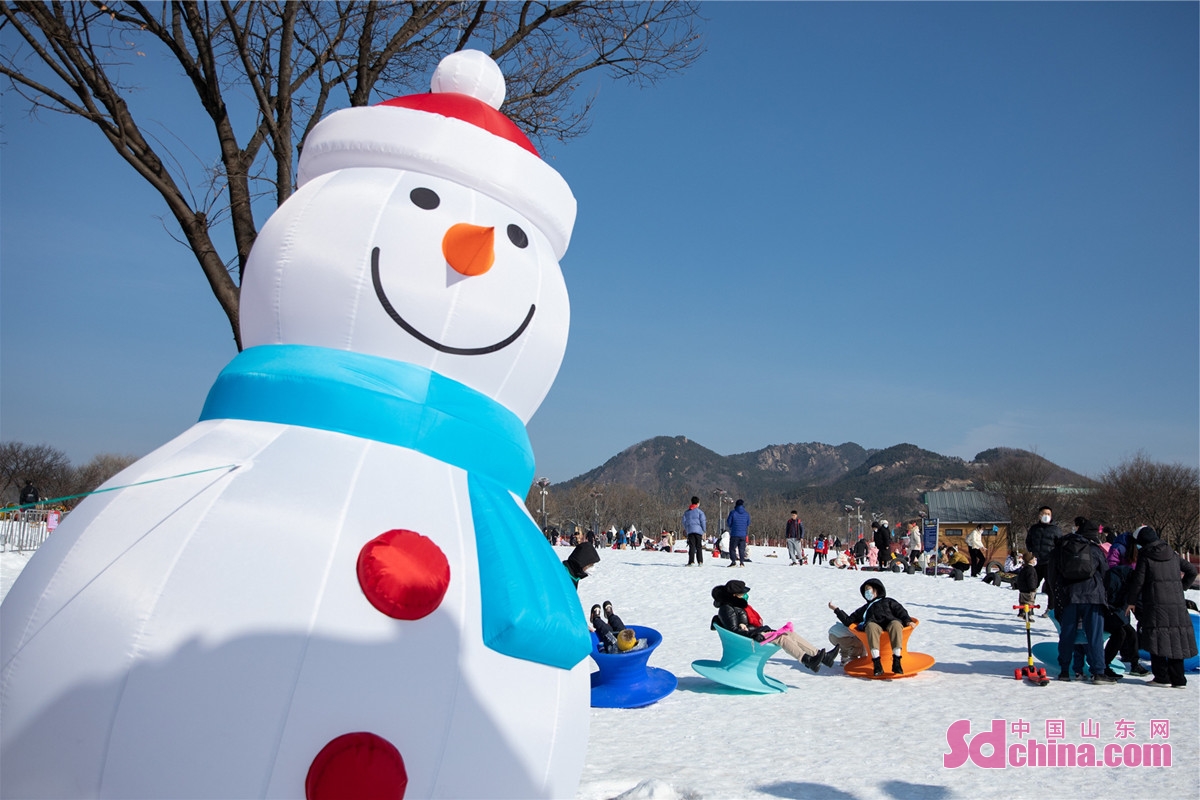  <br/>　　2023年1月1日、山東省青島万博園景区には多くの観光客が訪れ、観覧車などの伝統的な遊具のほか、氷雪スポーツの楽しさを味わうことができた。元旦の休暇、人々は家の外に出て、思う存分休日の余暇の生活を享受している。<br/>
