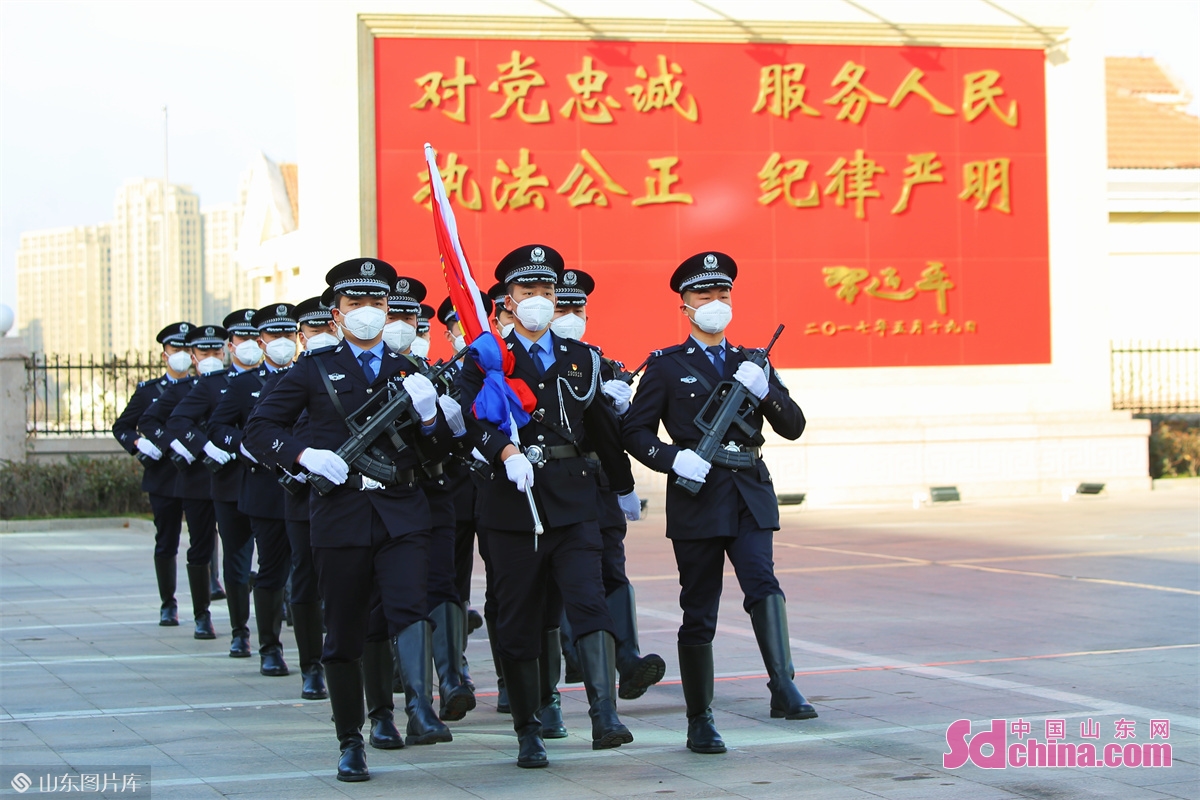 <br/>　　2023년 1월 10일은 제3차 '인민경찰의 날'이다. 산둥성 칭다오시 공안국 리창지국은 광장에서 '제3차 중국인민경찰의 날 및 전국 제37차 '110선전의 날' 행사를 개최하여, 시민들에게 경찰 장비를 전시하고 법률, 규정 및 안전 상식을 보급하며, 제3차 '인민경찰의 날'을 공동으로 축하했다.<br/>