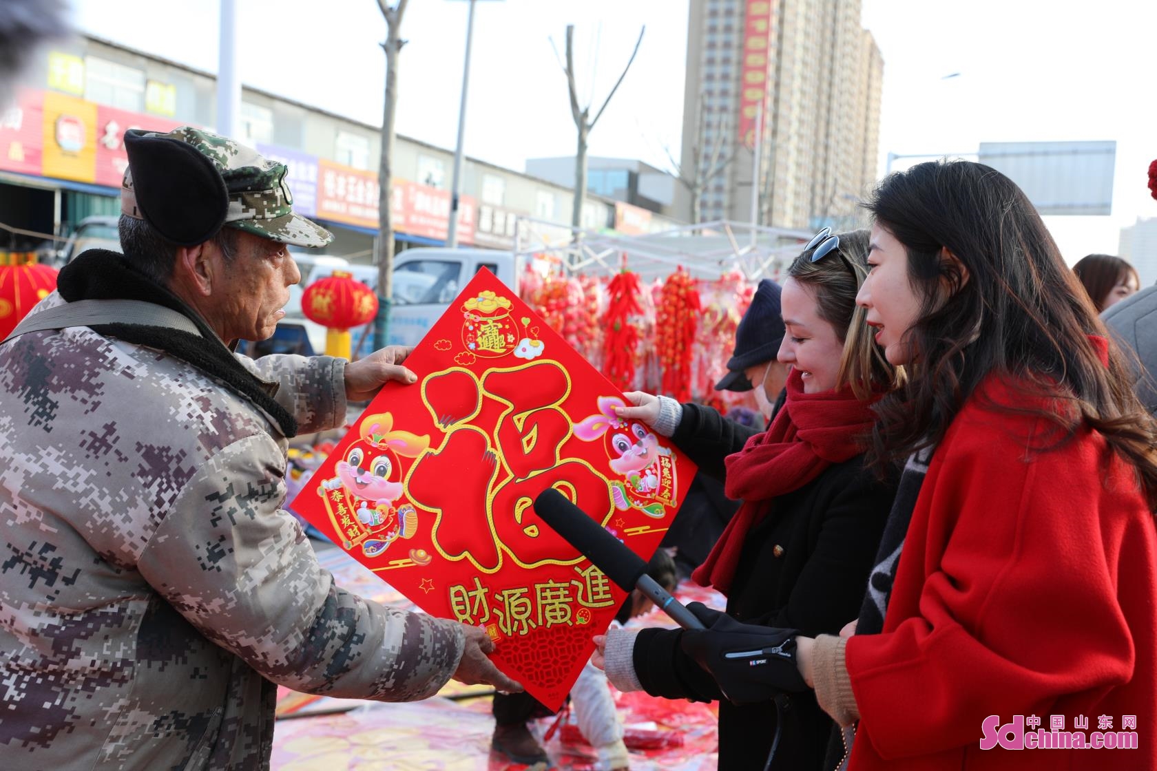 <br/> <br/>International students from countries of Russia, France and Vietnam visit the bustling Huangwu Bazaar in Yantai, E China&rsquo;s Shandong province to experience the festive atmosphere of Chinese New Year.<br/>
