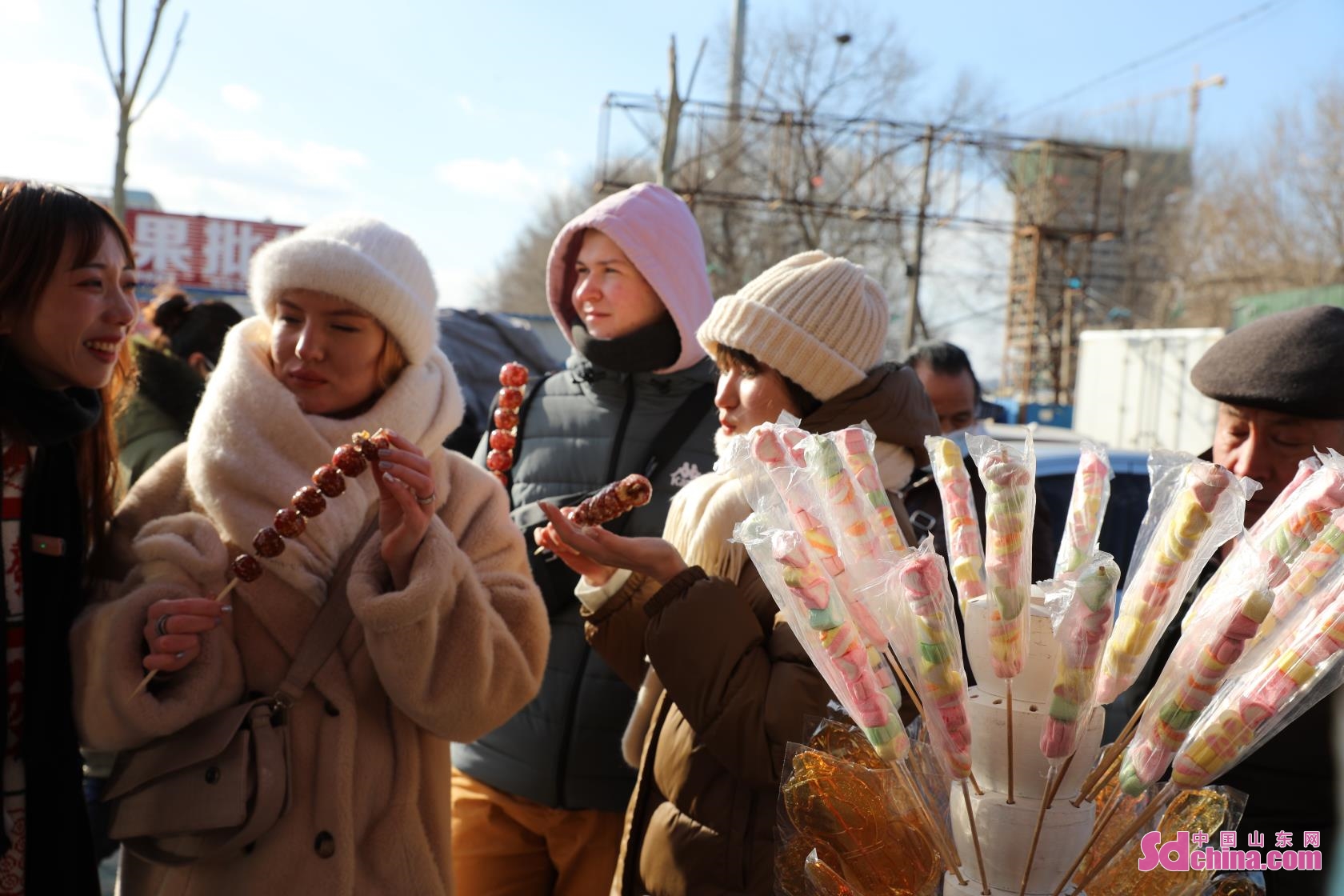 <br/>  <br/>International students from countries of Russia, France and Vietnam visit the bustling Huangwu Bazaar in Yantai, E China&rsquo;s Shandong province to experience the festive atmosphere of Chinese New Year.<br/>