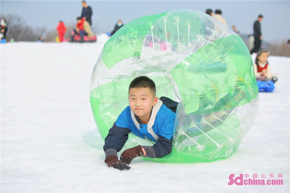 <br/>　　2023年1月22日，小朋友在山东省青岛市李沧区童梦园戏雪嘉年华玩耍。张鹰 摄<br/>