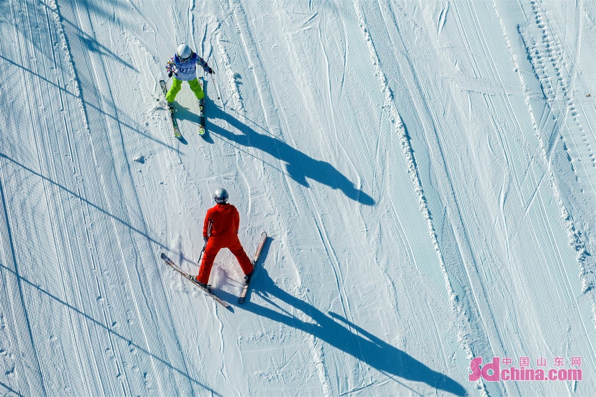  <br/>　　2023年1月25日，游客在山东青岛西海岸新区藏马山滑雪场滑雪健身，欢度新春佳节。 今年春节期间，前来藏马山滑雪场滑雪的市民和游客络绎不绝，高峰接续，人们在零距离体验感受冰雪运动的魅力中，欢度健康快乐的新春佳节。(韩加君)<br/>