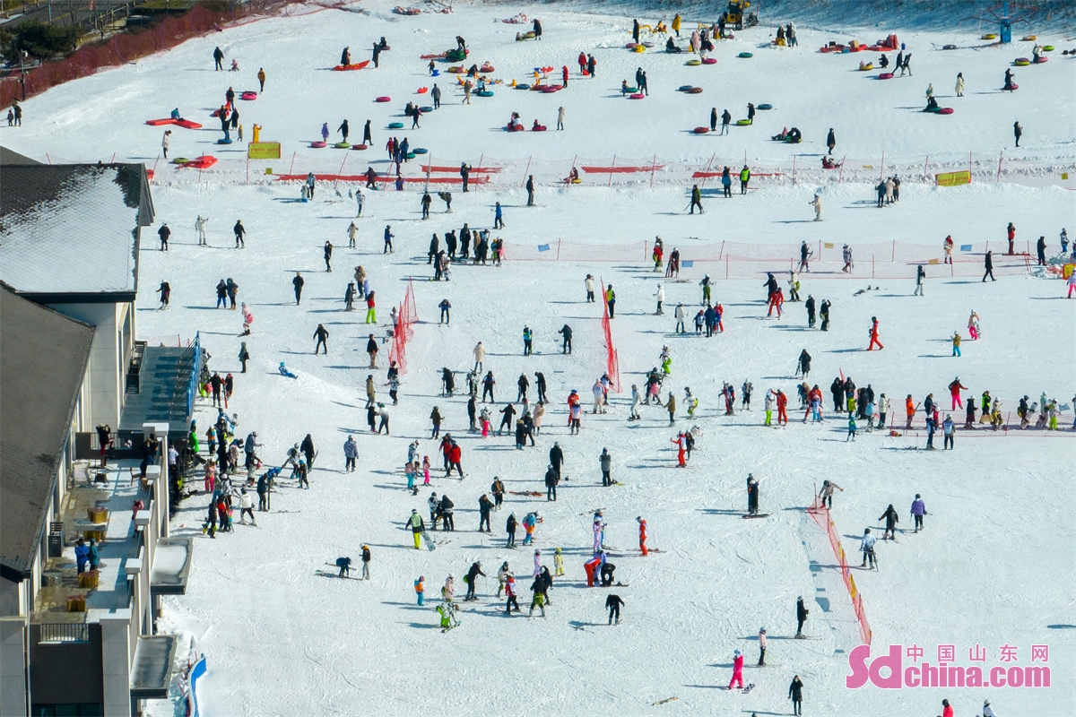  <br/>　　2023年1月25日，游客在山东青岛西海岸新区藏马山滑雪场滑雪健身，欢度新春佳节。 今年春节期间，前来藏马山滑雪场滑雪的市民和游客络绎不绝，高峰接续，人们在零距离体验感受冰雪运动的魅力中，欢度健康快乐的新春佳节。(韩加君)<br/>