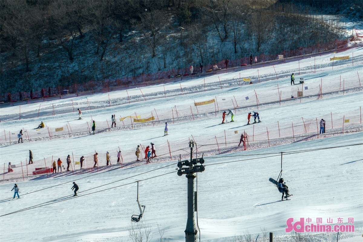 People are seen enjoying winter sports during the Spring Festival holidays in Cangma Mountain Scenic Spot in Qingdao, E China&rsquo;s Shandong Province. (Photo by Han Jiajun)<br/>