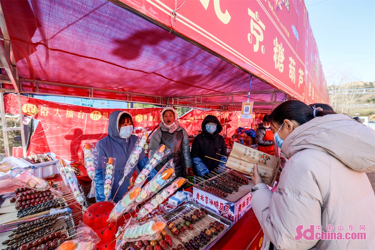 Tourists from all over the country enjoy the cultural feast at the temple fair in Cangma Mountain Scenic Spot in Qingdao, E China&rsquo;s Shandong Province. (Photo by Han Jiajun)<br/>