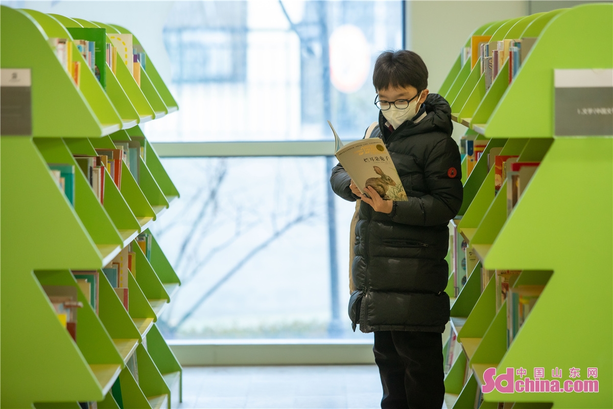 　　2023年1月29日，在山东省青岛市李沧区图书馆(金液泉路馆)，小朋友正在挑选图书。张鹰 摄<br/>　　
