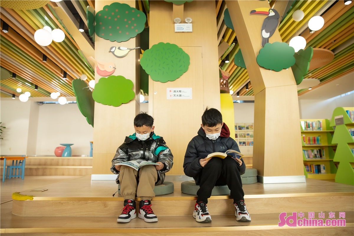 　　2023年1月29日，在山东省青岛市李沧区图书馆(金液泉路馆)，小朋友正在专心阅读。张鹰 摄