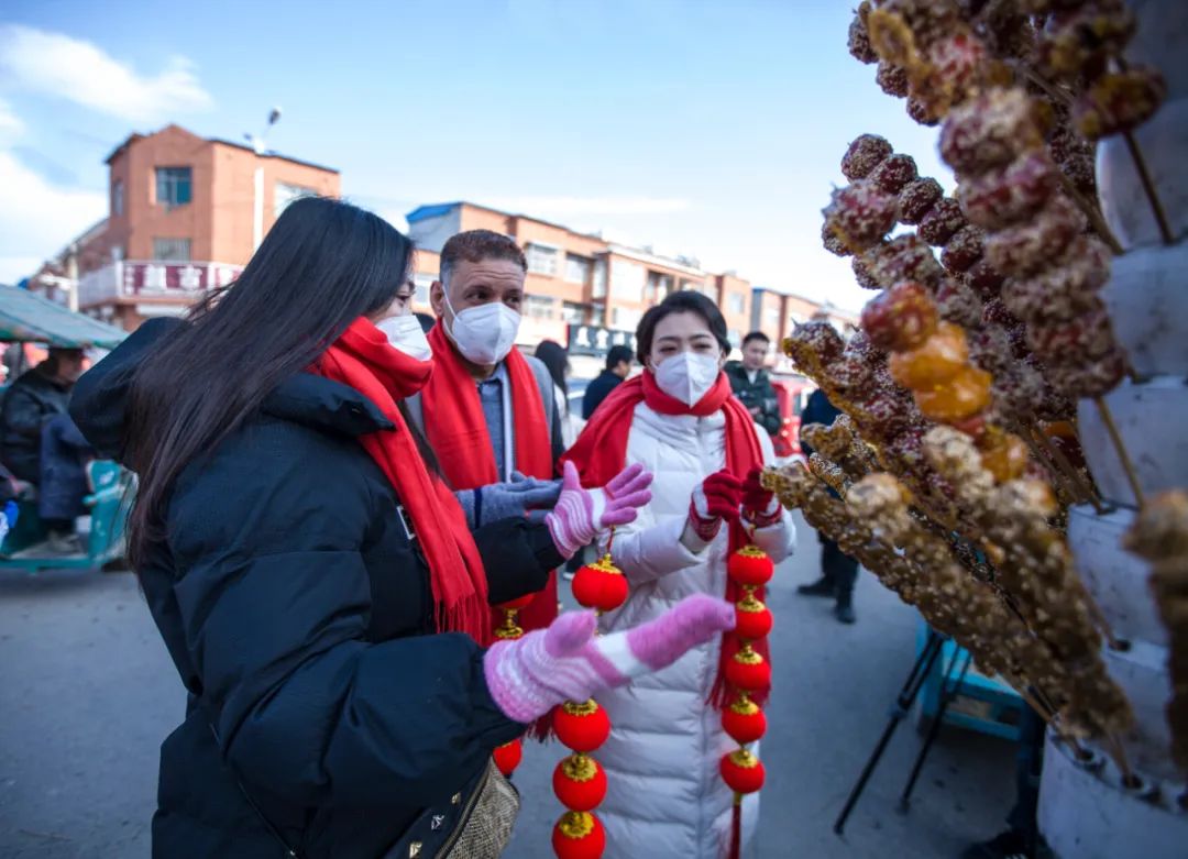 <br/> <br/>Expats from Canada and Egypt visit Dayi Town Bazaar to feel the bustling festive mood of the Spring Festival holiday in Juye county, Heze city, E China&rsquo;s Shandong province.<br/>