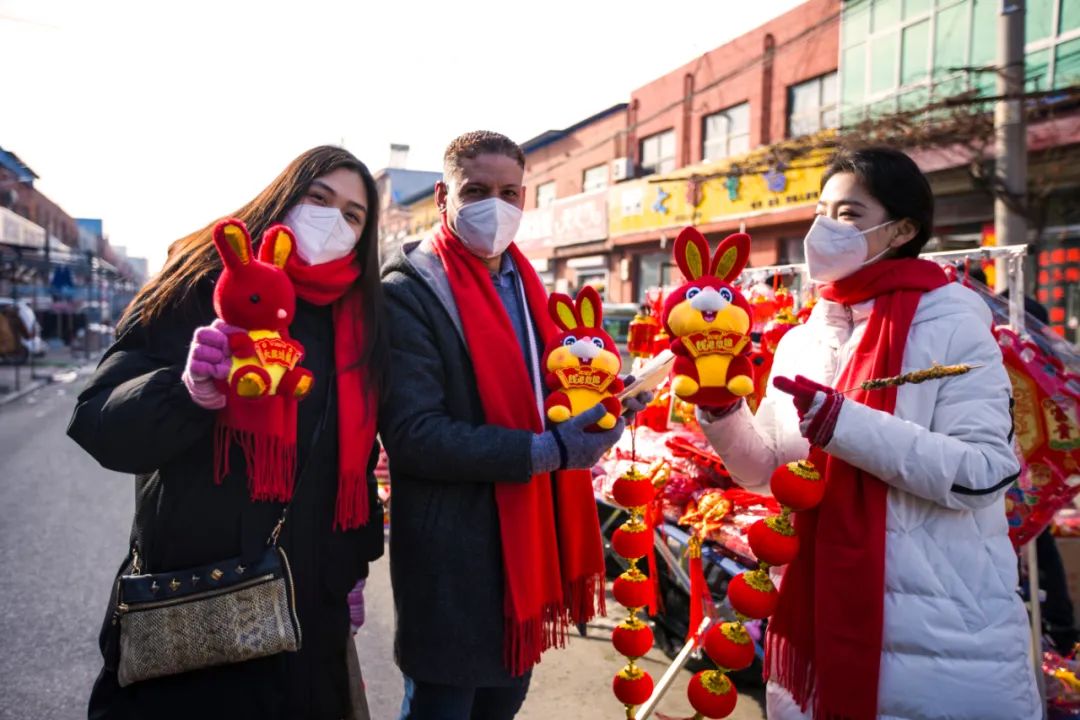 <br/>  <br/>Expats from Canada and Egypt visit Dayi Town Bazaar to feel the bustling festive mood of the Spring Festival holiday in Juye county, Heze city, E China&rsquo;s Shandong province.