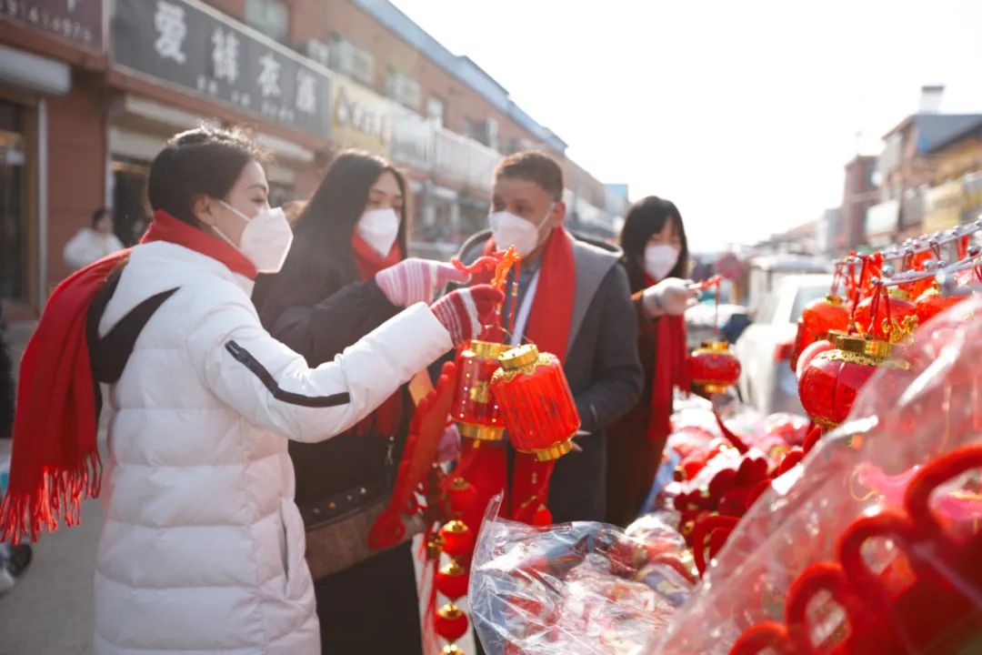 <br/>  <br/>Expats from Canada and Egypt visit Dayi Town Bazaar to feel the bustling festive mood of the Spring Festival holiday in Juye county, Heze city, E China&rsquo;s Shandong province.<br/>