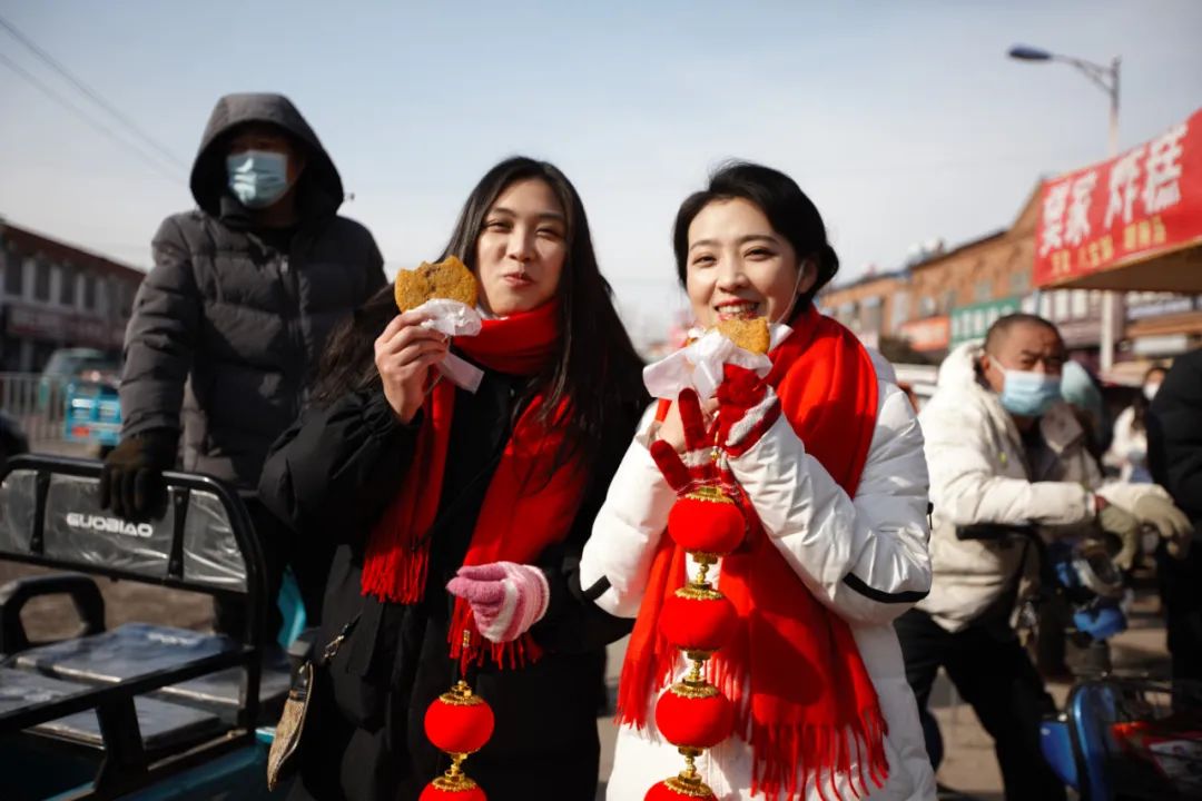 <br/>  <br/>Expats from Canada and Egypt visit Dayi Town Bazaar to feel the bustling festive mood of the Spring Festival holiday in Juye county, Heze city, E China&rsquo;s Shandong province.<br/>