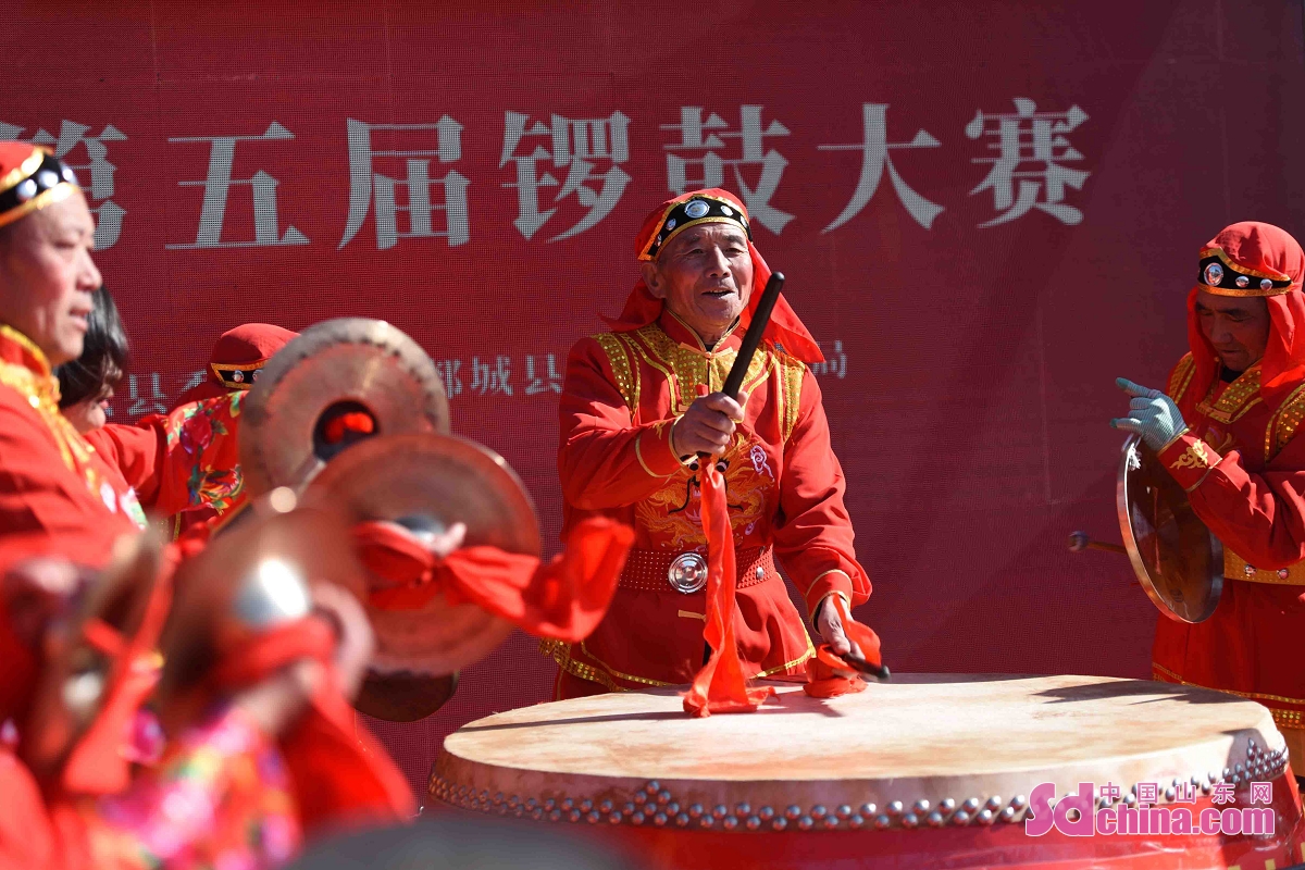 The fifth Spring Gong and Drum Competition was held in Tancheng County, Linyi City of Shandong Province, with 12 teams from the county taking part. The cheerful and festive gongs and drums are magnificent, expressing people&rsquo;s best wishes for the New Year. (Photo by Fang Dehua)<br/>
