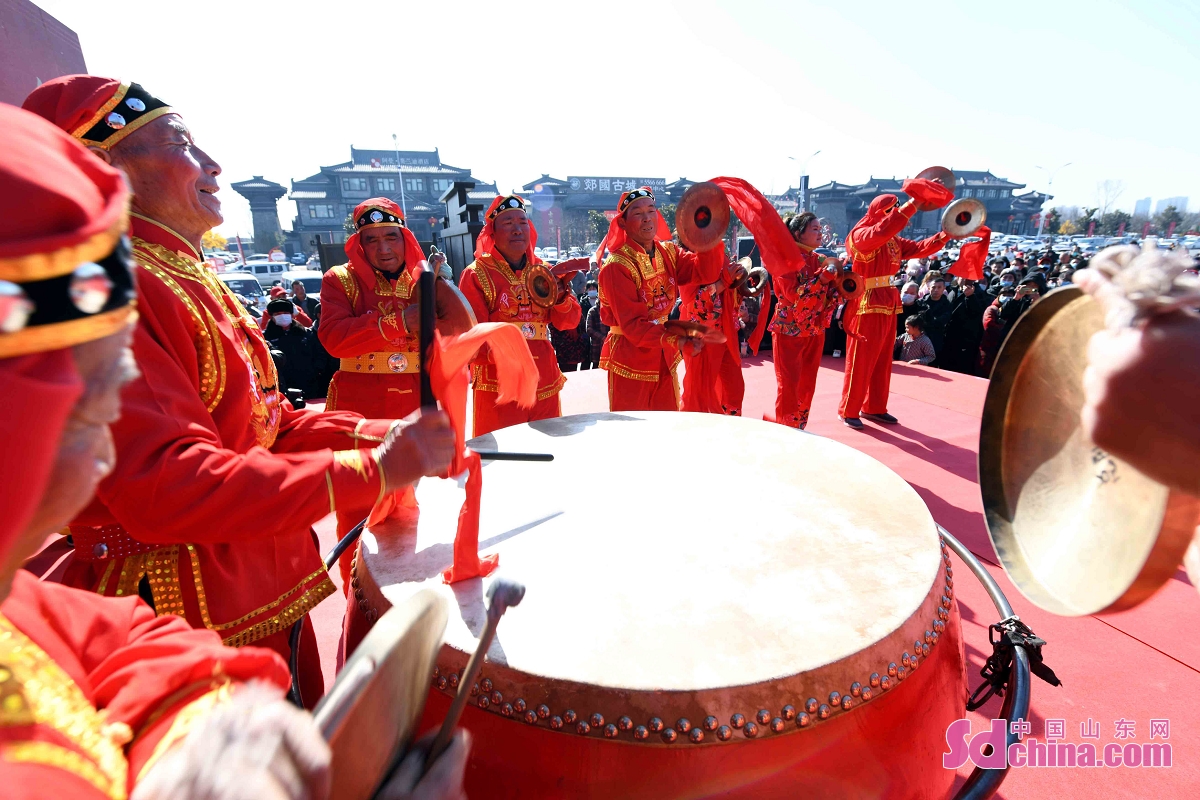 The fifth Spring Gong and Drum Competition was held in Tancheng County, Linyi City of Shandong Province, with 12 teams from the county taking part. The cheerful and festive gongs and drums are magnificent, expressing people&rsquo;s best wishes for the New Year. (Photo by Fang Dehua)