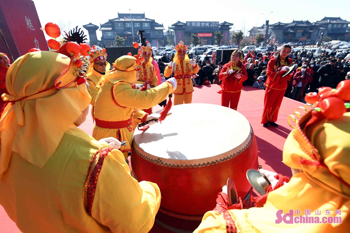 The fifth Spring Gong and Drum Competition was held in Tancheng County, Linyi City of Shandong Province, with 12 teams from the county taking part. The cheerful and festive gongs and drums are magnificent, expressing people&rsquo;s best wishes for the New Year. (Photo by Fang Dehua)<br/>