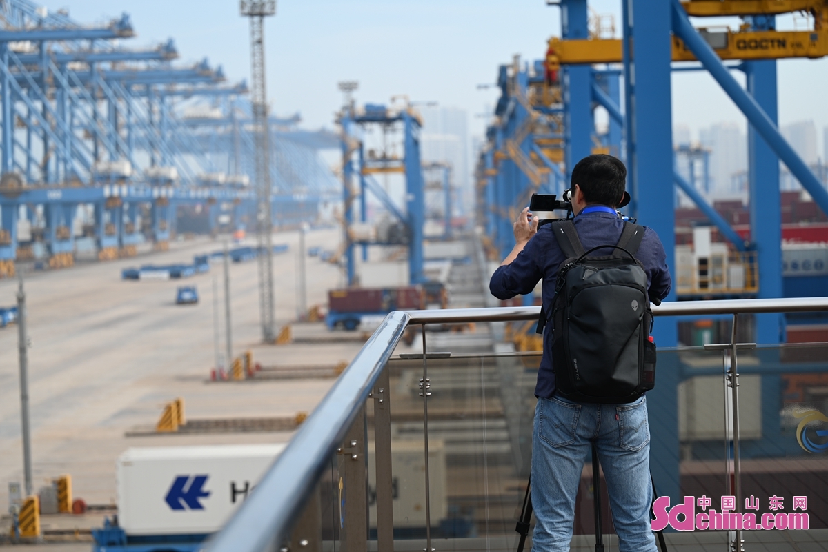 On October 12th, the international media outlets for the fourth Qingdao Multinationals Summit visited the automated container terminal of Qingdao Port of Shandong Port Group to appreciate the charm of this smart and green port.