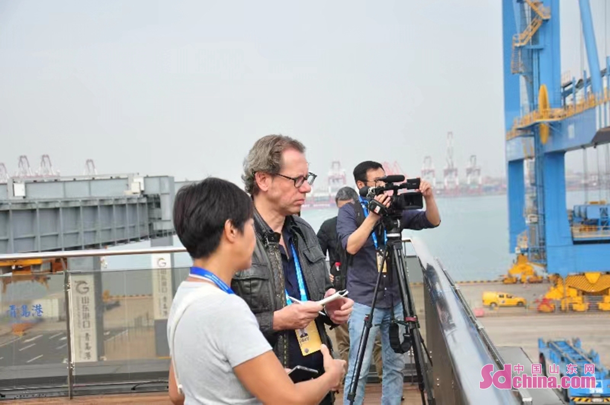 On October 12th, the international media outlets for the fourth Qingdao Multinationals Summit visited the automated container terminal of Qingdao Port of Shandong Port Group to appreciate the charm of this smart and green port.