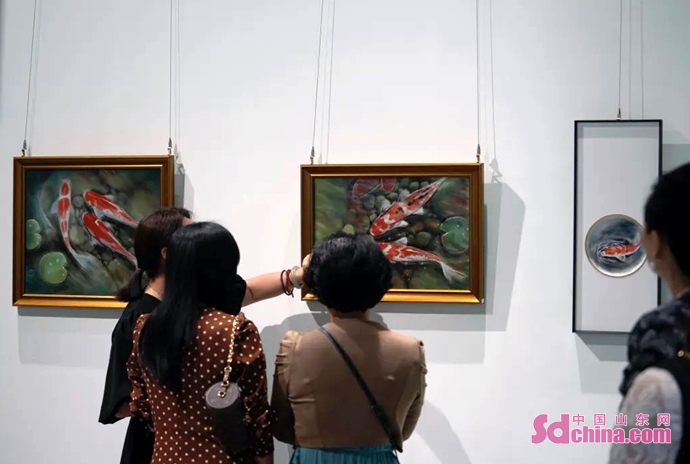  杨克瓷板画“南龙北鲤”系列全国首秀在青岛崂山区杯子博物馆举办